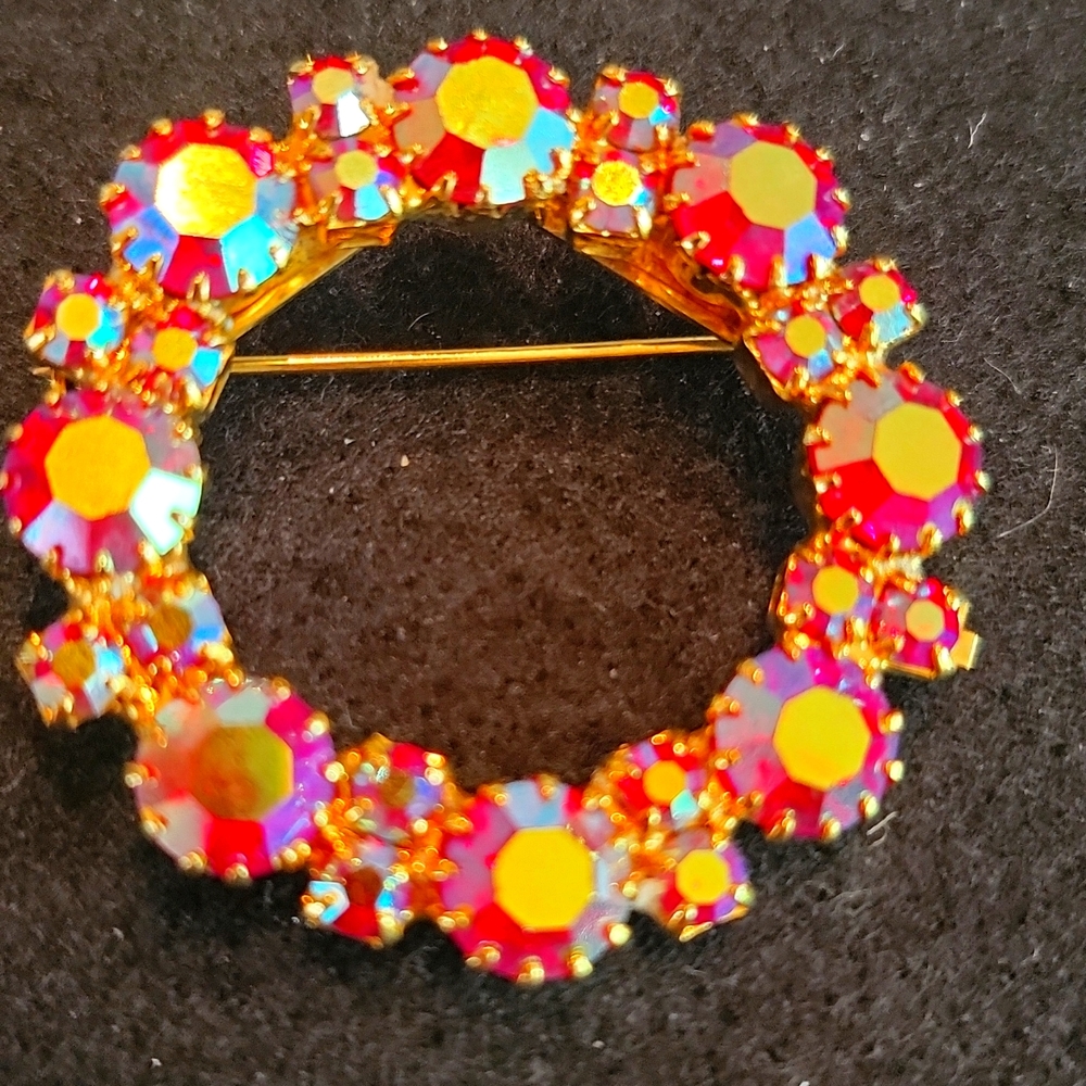 VTG Aurora Borealis AB Crystal Wreath Gold Tone Metal Costume Jewelry Br…